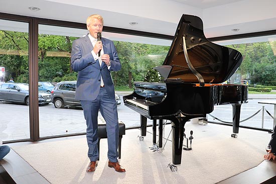 Guido Zimmermann, President & Managing Director Steinway & Son Europe aus Hamburg begrüßte die Münchner Gäste (©Foto: Martin Schmitz)